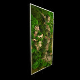 Aufwendig gestaltetes Moosbild mit dem Namen „Canyon“ in einem silberfarbenen Rahmen - eine kunstvolle Wanddekoration aus grünen Moosen, Pflanzen und Kork - Seitenansicht.