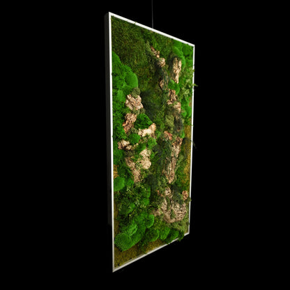 Aufwendig gestaltetes Moosbild mit dem Namen „Canyon“ in einem silberfarbenen Rahmen - eine kunstvolle Wanddekoration aus grünen Moosen, Pflanzen und Kork - Seitenansicht.