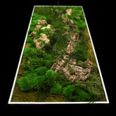 Aufwendig gestaltetes Moosbild mit dem Namen „Canyon“ in einem silberfarbenen Rahmen - eine kunstvolle Wanddekoration aus grünen Moosen, Pflanzen und Kork - Ansicht von unten.