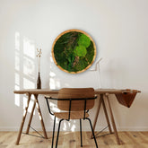Handgemachtes Moosbild „Circle“ in einem runden Holzrahmen - stilvolle Wanddekoration aus stabilisierten grünen Moosen und Pflanzen über einem Schreibtisch.