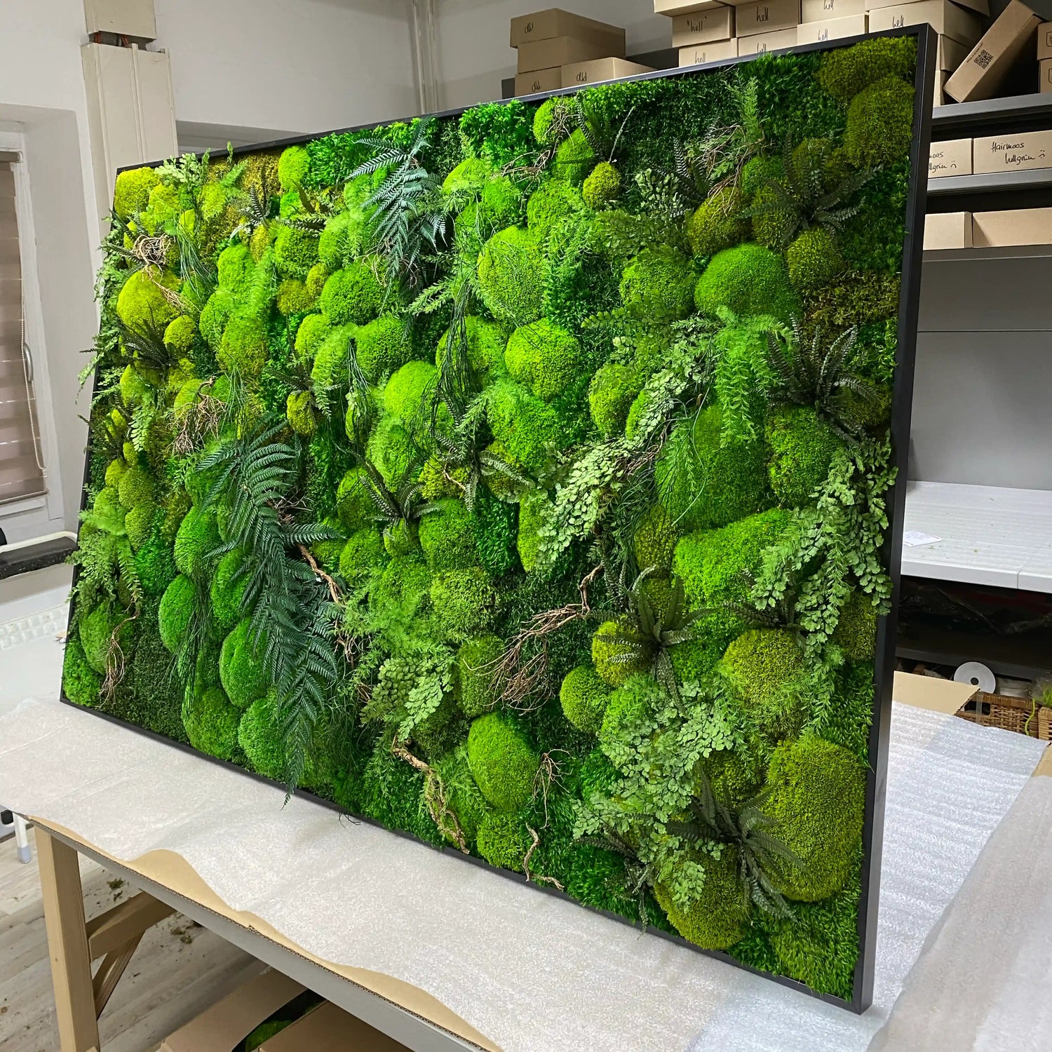 Großes Moosbild als Sonderanfertigung mit aufwendiger Dekoration mit grünen Moosen, Farnen und Hölzern im Dschungel-Stil.