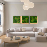 Handgefertigte Moosbilder „Hills & Valleys“ in Holzrahmen - eine kunstvolle Wanddekoration aus echten Moosen in verschiedenen Grüntönen in einem hellen Wohnzimmer.