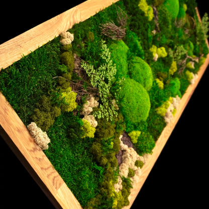 Detailreich dekoriertes Moosbild „Landscape“ in einem Holzrahmen - eine farbenfrohe Wanddekoration aus Moosen und verschiedenen Pflanzen für moderne Innenräume - Seitenansicht.