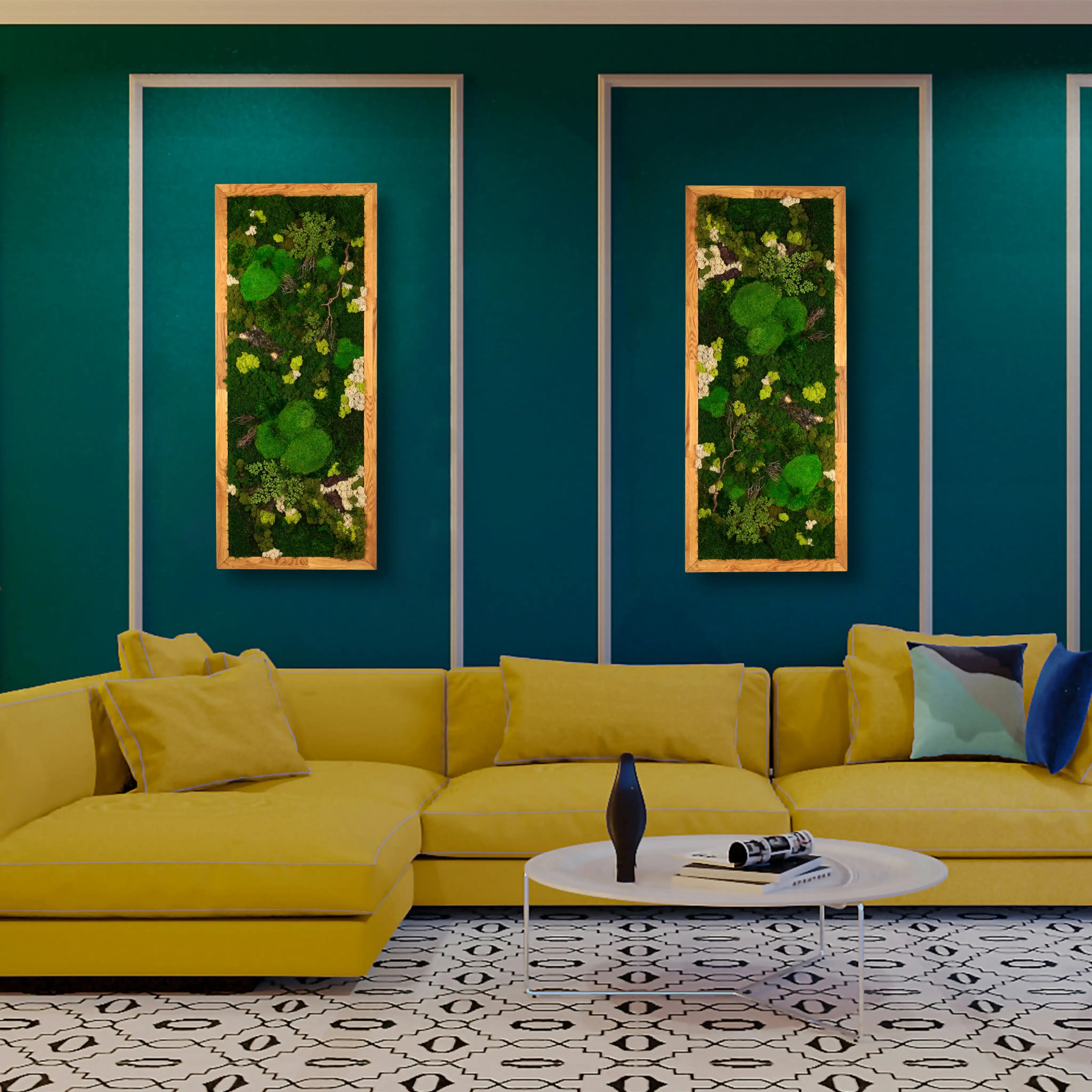 Detailreich dekoriertes Moosbild „Landscape“ in einem Holzrahmen - eine farbenfrohe Wanddekoration aus Moosen und verschiedenen Pflanzen über einer gelben Couch.