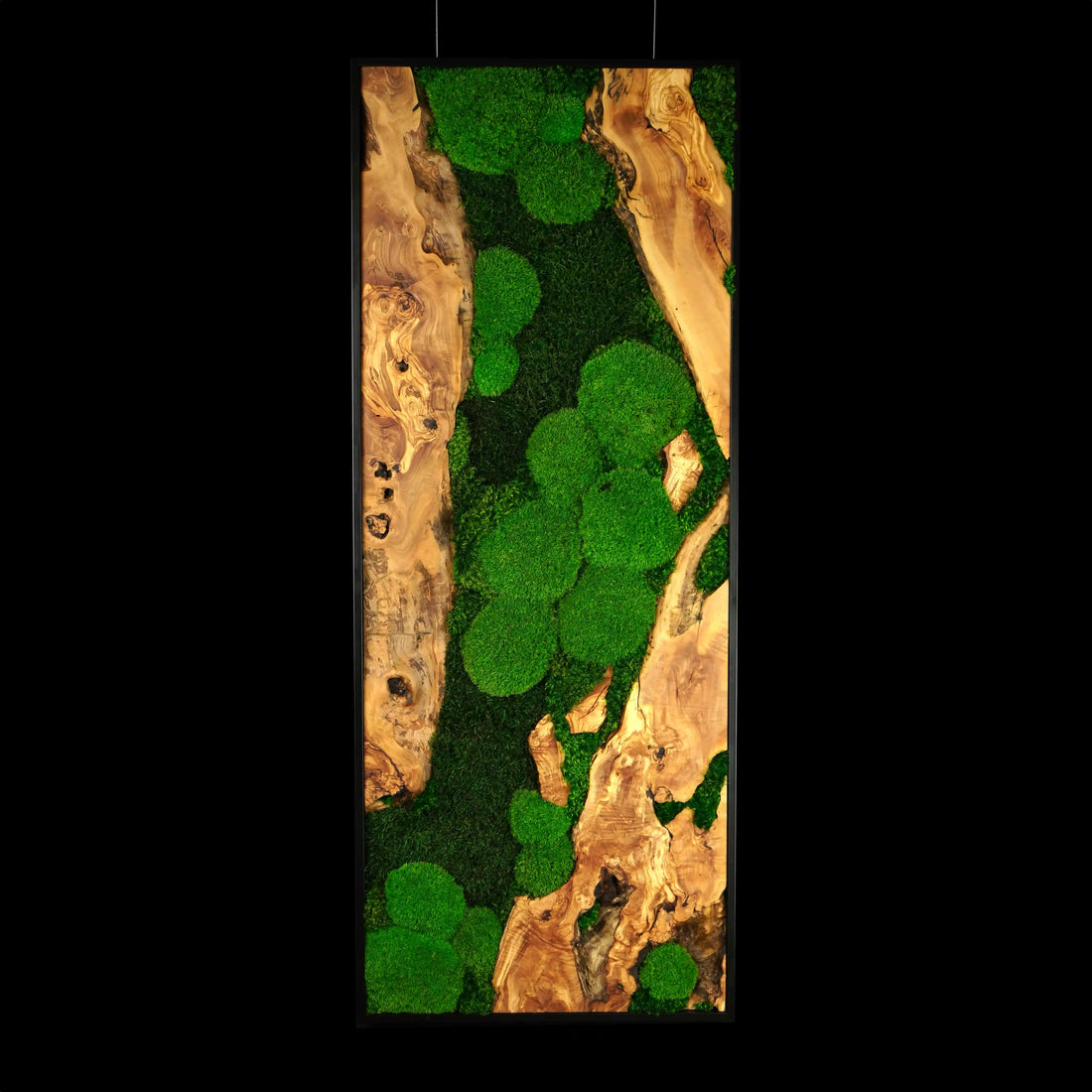 Handgemachtes Moosbild „Olive“ in einem schwarzen Rahmen - eine kunstvolle Wanddekoration aus grünen Moosen und edlem Holz - Frontansicht.