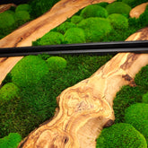 Dreiteiliges Moosbild „Olive Veins“ in schwarzen Aluminiumrahmen - eine hochwertige Wanddekoration aus echten Moosen und natürlichem Olivenholz für moderne Wohnräume - Detailansicht.