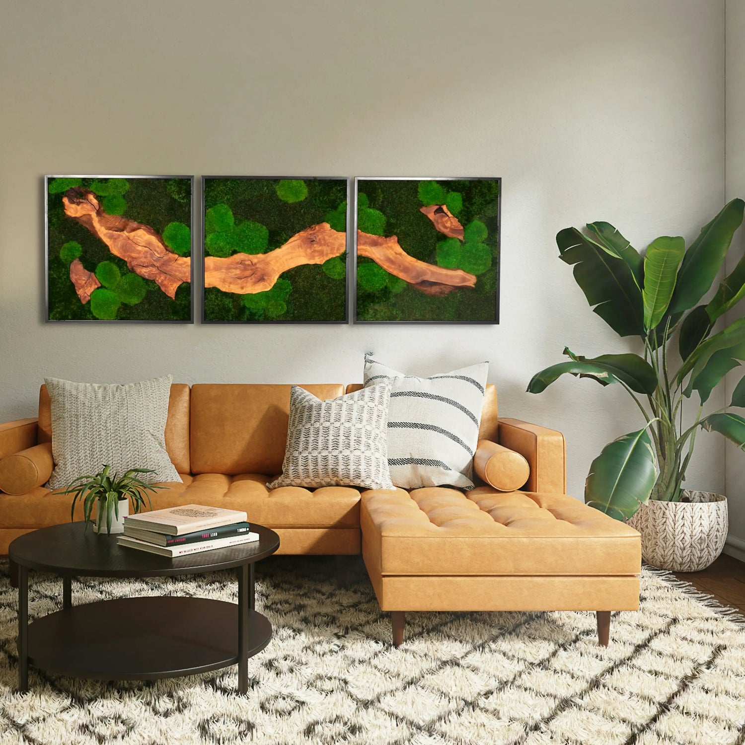 Dreiteiliges Moosbild „Olive Veins quadratisch“ in schwarzen Aluminiumrahmen - eine hochwertige Wanddekoration aus echten Moosen und natürlichen Olivenholz in einem stilvollen Wohnzimmer.