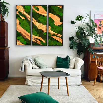 Dreiteiliges Moosbild „Olive Veins“ in schwarzen Aluminiumrahmen - eine hochwertige Wanddekoration aus echten Moosen und natürlichem Olivenholz in einem stilvollen Wohnzimmer.