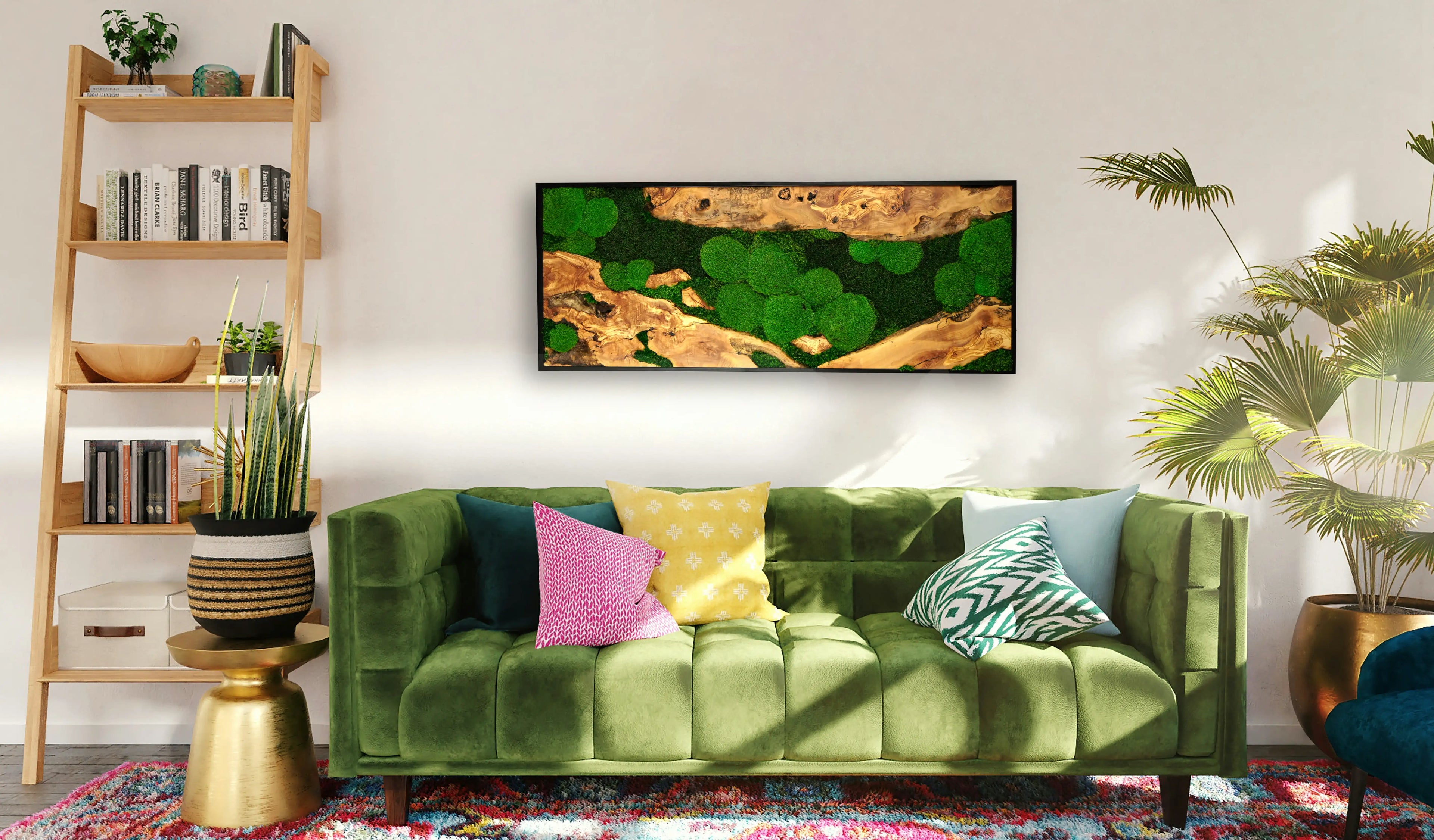 Handgemachtes Moosbild mit dem Namen „Olive“ in einem schwarzen Rahmen - eine kunstvolle Wanddekoration aus grünen Moosen und edlem Holz in einem modernen Wohnzimmer.