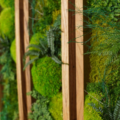 Dreiteiliges Moosbild „Triptychon“ in einem Holzrahmen - eine grüne Wanddekoration aus echten Moosen und Pflanzen für moderne Innenräume - Detailansicht.