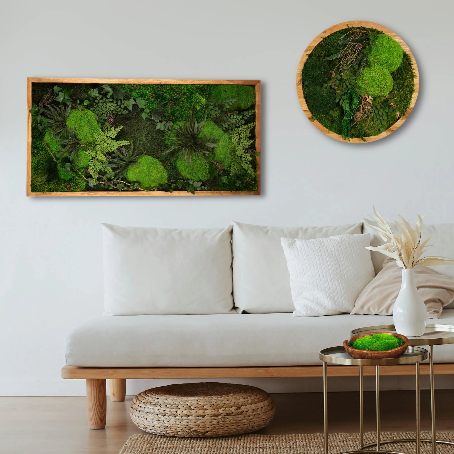 Eine helles Wohnzimmer dekoriert mit drei verschiedenen Rueberg-Produkten - darunter zwei aufwendig gestaltete Moosbilder und eine schlichte Moosschale.