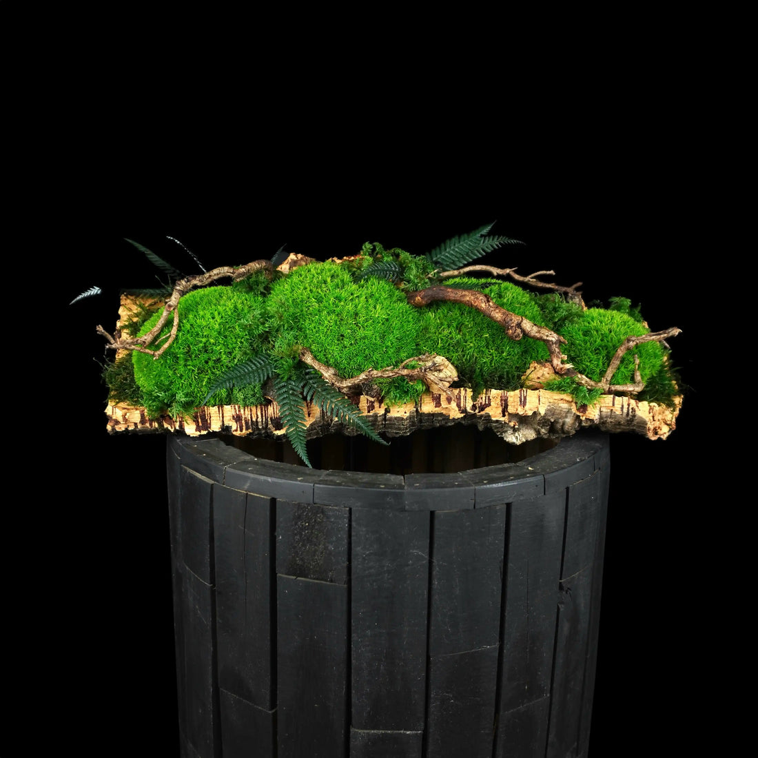 Moosgarten ‚Bubble‘ - handgemachte Tischdekoration aus stabilisierten grünen Moosen und Kork - Frontansicht.