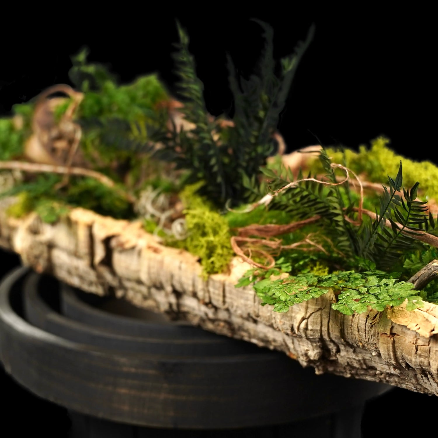 Moosgarten ‚Louisiana‘ - handgemachte Tischdekoration aus stabilisierten grünen Moosen, Pflanzen und Kork - Seitenansicht.