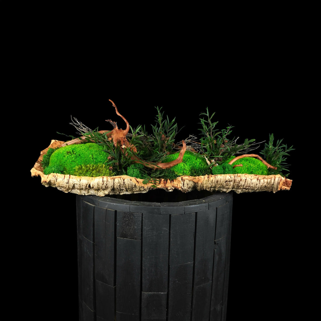 Moosgarten ‚River‘ - handgemachte Tischdekoration aus stabilisierten grünen Moosen, Pflanzen und Kork - Frontansicht.