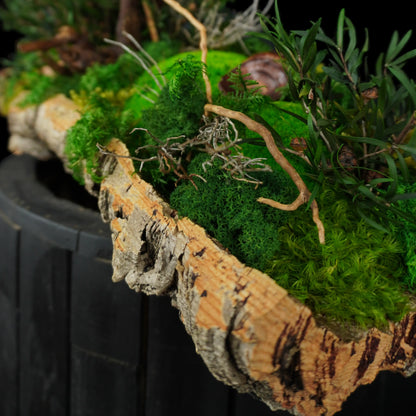 Moosgarten ‚Walden‘ - handgemachte Tischdekoration aus stabilisierten grünen Moosen, Pflanzen und Kork - Detailansicht.