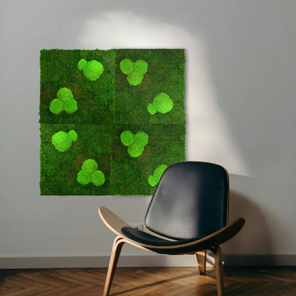 Handgemachte Moospaneele mit dem Namen „Calm“ zusammengestellt in einem großen Quadrat über einem modernen Sessel.